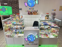 Продажа островка азиатских сладостей и напитков